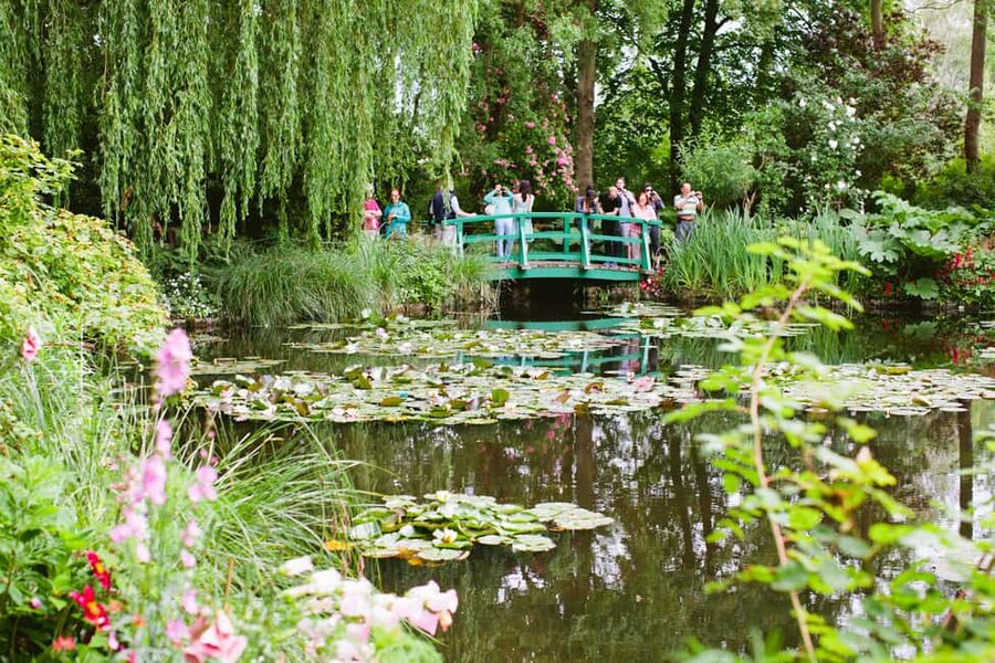 From Paris: Monet Garden & Giverny Bike Tour and Picnic Stop - Vernon’s farmers’ market is part of the experience