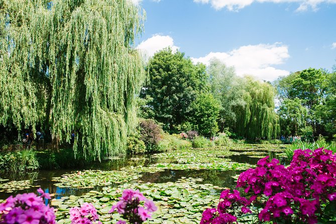 From Paris: Monet Gardens & Giverny Bike Tour with Picnic Stop - The easy ride from Vernon to Giverny