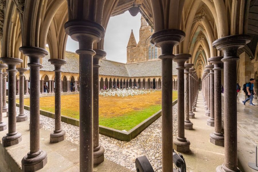 From Paris: Mont Saint Michel Day Trip with a Guide - Commentary that gives the island some meaning