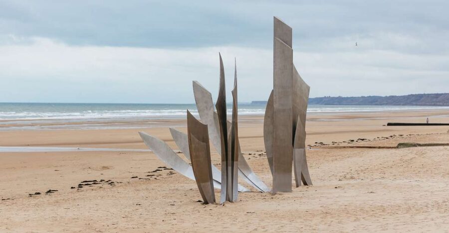 From Paris: Normandy D-Day Landing Beaches Full-Day Tour - Longues-sur-Mer and the German guns
