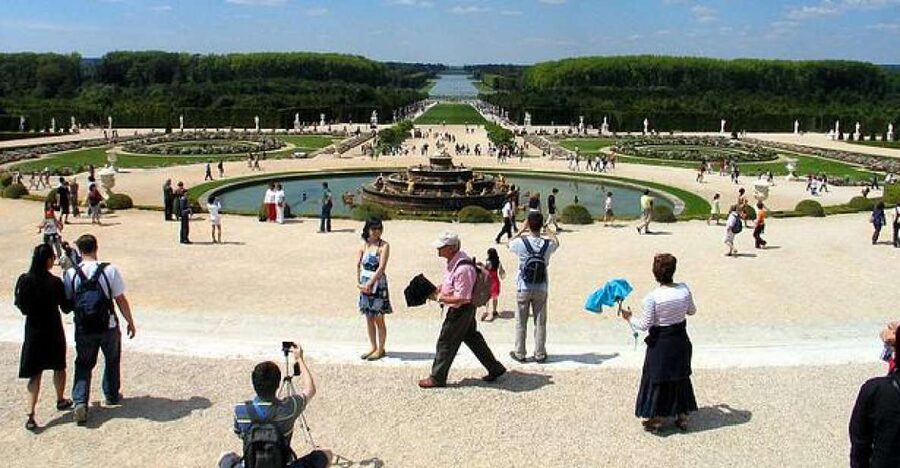 From Paris: Versailles Guided Tour by Deluxe Minibus - Entering Versailles without the ordinary queue