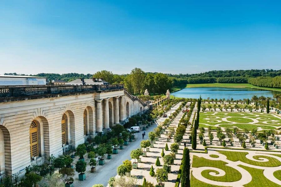 From Paris: Versailles Skip-the-Line Tour & Gardens Access - What the guides add to the visit