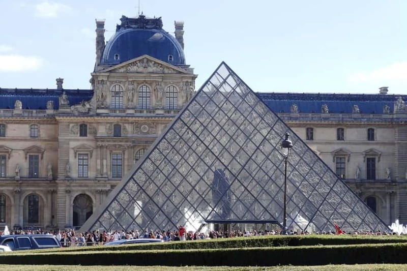 German private Walking Tour through Montmartre & Passages - Place du Tertre and the public face of Montmartre