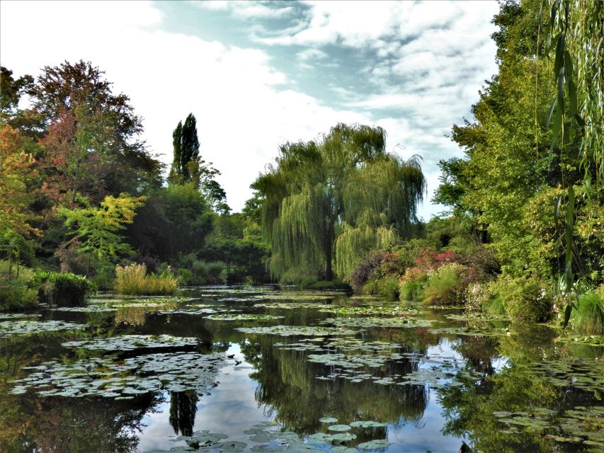 Giverny: Monet’s House and Gardens Skip-the-Line Tour - How the guides shape the visit