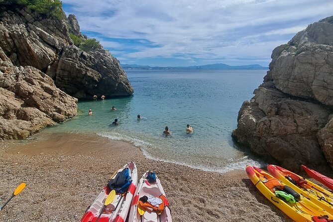 Guided kayak excursion in creeks - The safety briefing and first strokes