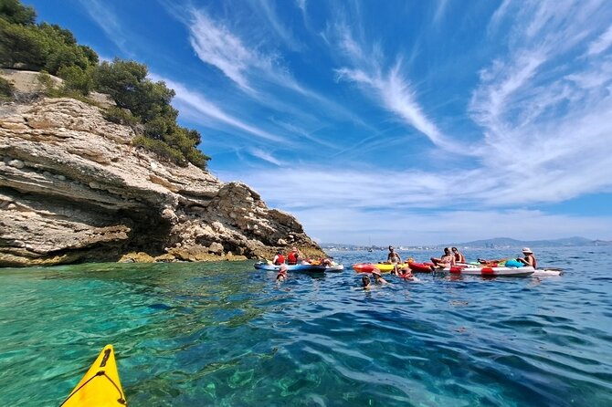 Guided kayak excursion in creeks - The rocky cove and swimming break