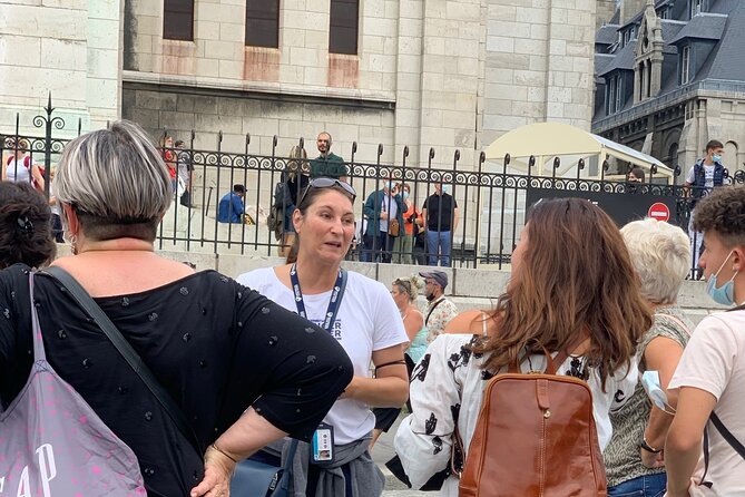 Guided Tour of Sacré-Coeur and Montmartre - Finding the guide at Place Saint-Pierre