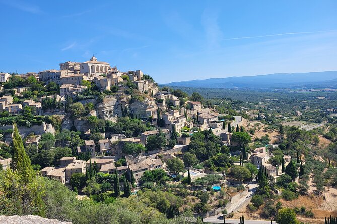 Highlights of Provence in one day - Sénanque Abbey from the Luberon hills