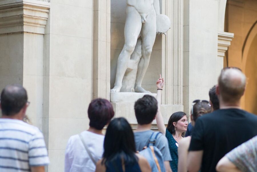 Historical and naughty tour of Lyon in french - Courtyards, façades, and the limits of access