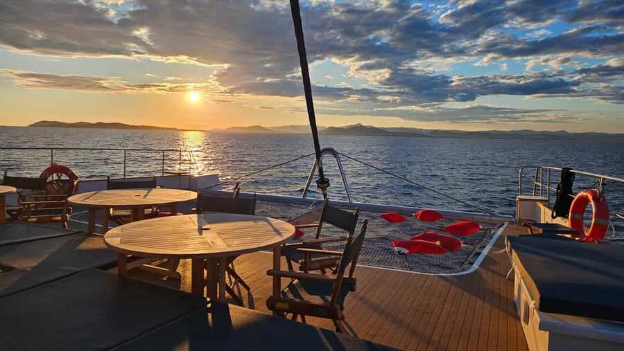 Hyères : Sunset Catamaran Cruise to Giens Peninsula - Leaving Hyères Saint-Pierre Port at 7:30 PM