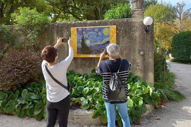 In the footsteps of Van Gogh in Provence from Avignon - Leaving Avignon in an eight-seat minivan