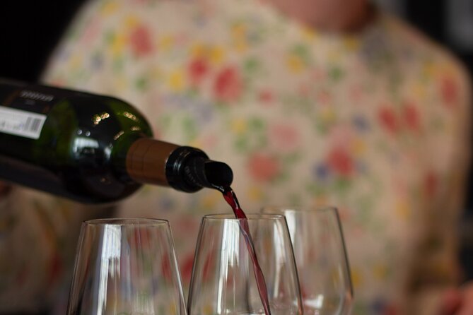 Introduction to Bordeaux wines paired with cheeses & charcuterie - A close-up look at the small-group format