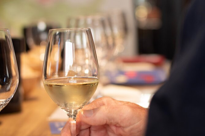 Introduction to Bordeaux wines paired with cheeses & charcuterie - Starting with the white wine and the tasting method