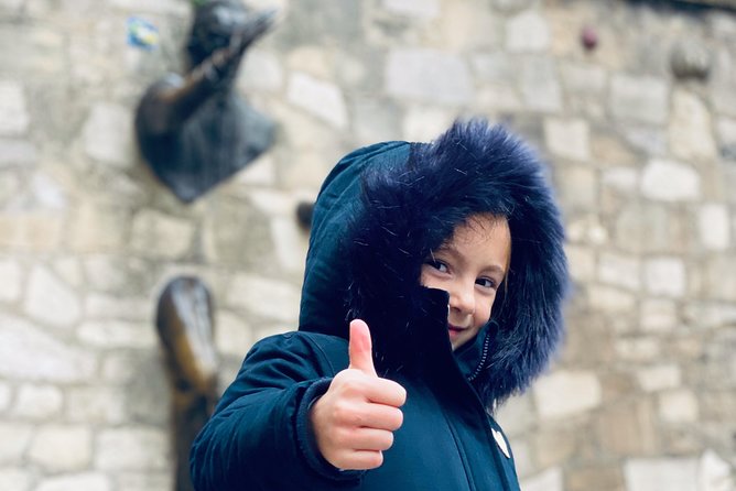 Kids/teens escape game in Montmartre - Place du Tertre and the working art of the square