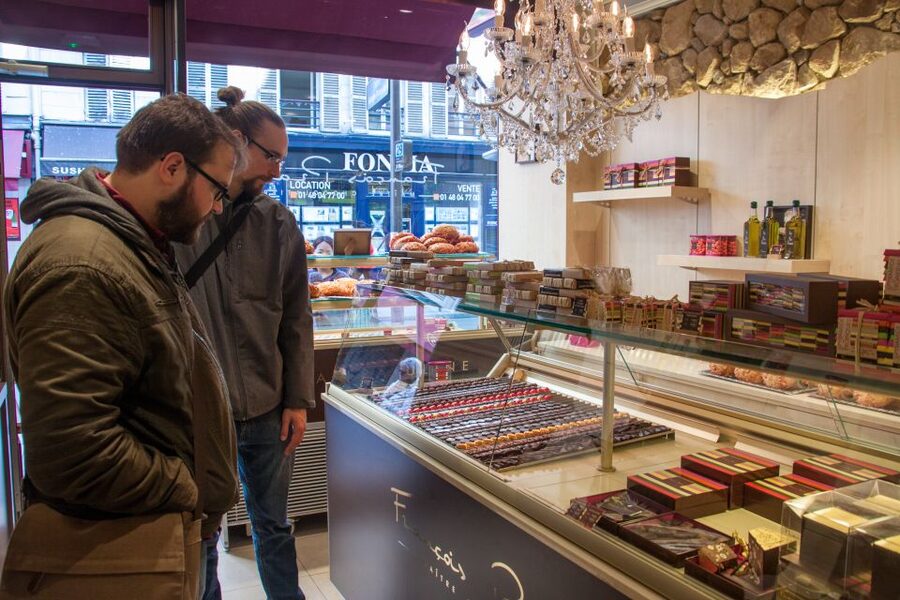 Le Marais: Pastry and Chocolate Food Tour - Chocolate shops and the pleasure of comparison