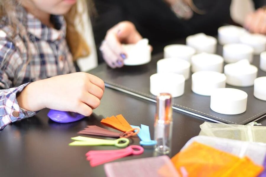 Le Petit Parfumeur: Perfume Creation Children in Grasse - Decorating the Bottle After the Blend