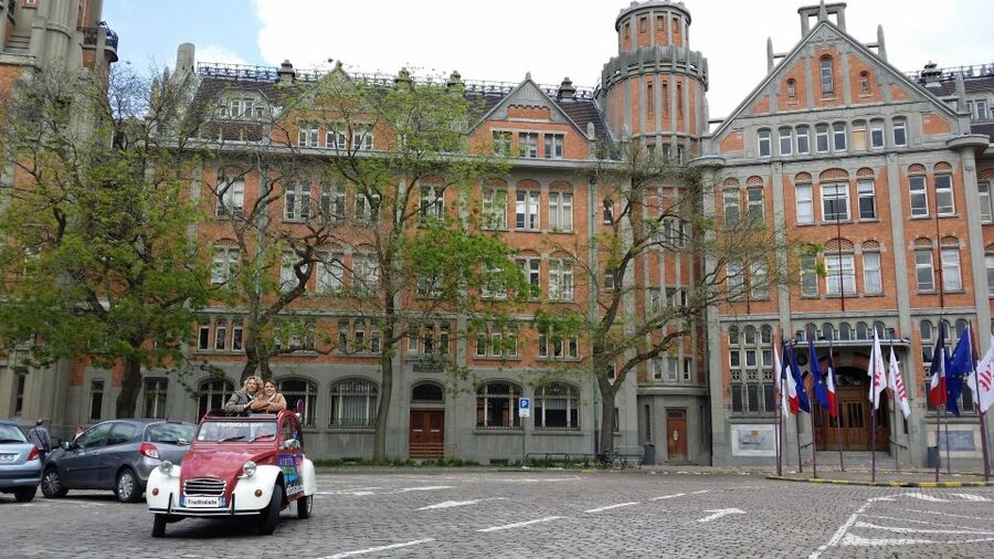 Lille Driving Tour by Convertible Citroen 2CV - Thirty minutes, one hour, or ninety minutes?