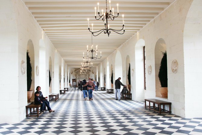 Loire Valley Castles Day Trip from Paris with Complementary Wine - How the guided format works