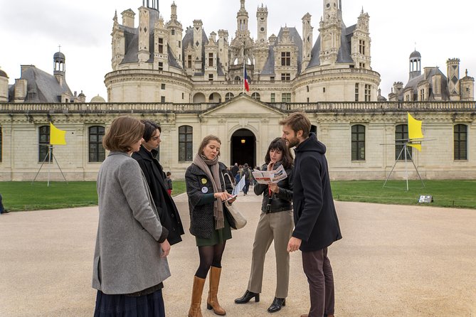 Loire Valley Castles Trip with Chenonceau and Chambord from Paris - Choosing between a live guide and the audio app