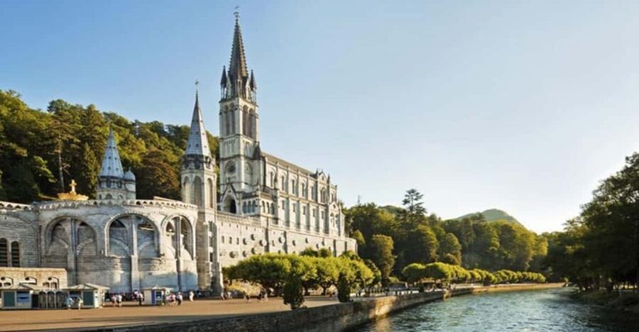 Lourdes: Private Guided Tour in the Sanctuary - Fountains, Baths, and the practical side of pilgrimage