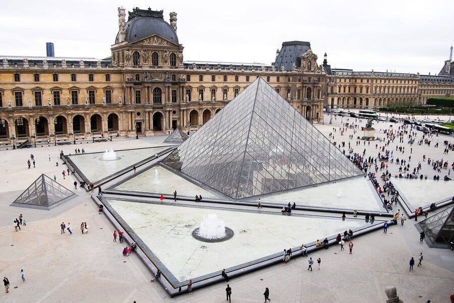 Louvre Guided Treasure Hunt for Families and Kids - The First Pages Set the Pace