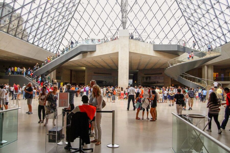 Louvre Museum: Skip-the-Line Guided Tour - How crowded is the museum?