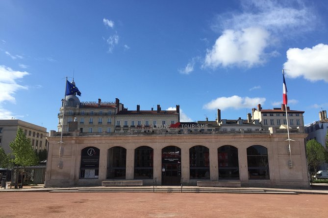 Lyon City Card Public Transportation & 40 attractions - Collecting the card near Bellecour
