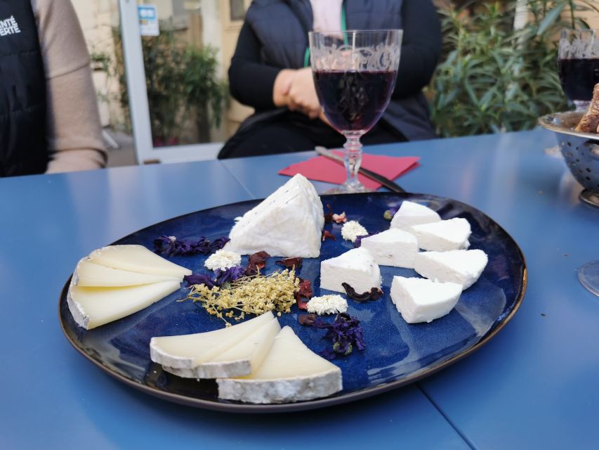 Lyon: Food Walking Tour with a Local Guide - Finding Lyon through its traboules