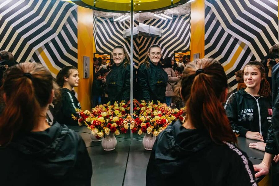 Lyon: Musée de l’illusion Entrance Ticket - How crowds change the one-hour visit