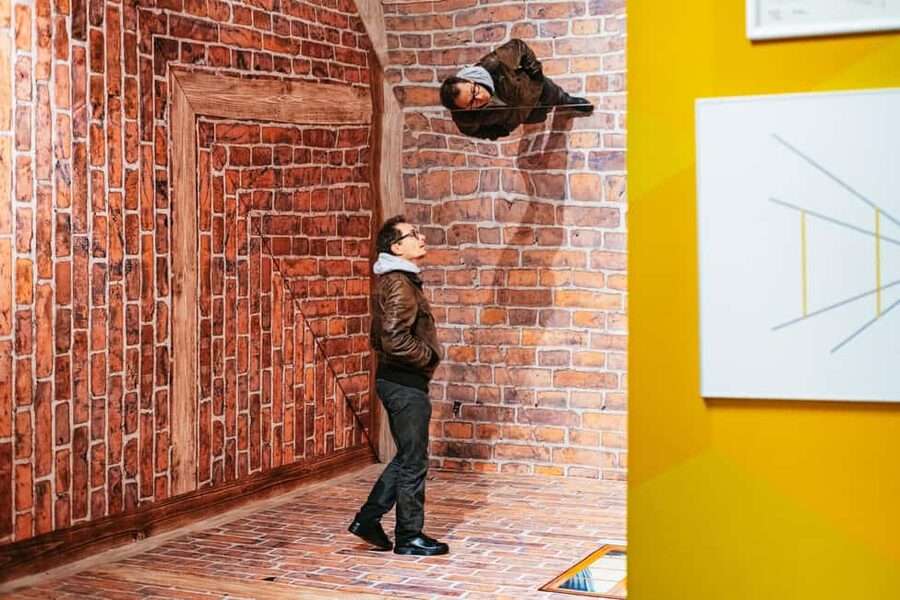 Lyon: Musée de l’illusion Entrance Ticket - The first rooms: learning how your eyes can be fooled