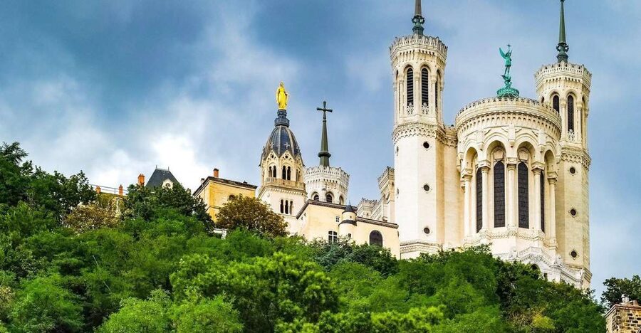 Lyon: Old District Private Guided Walking Tour - Juiverie Street and Hotel Gadagne