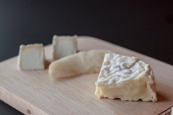 Lyon Old Town Food Tour with 6 French Delicacies & Fine Wine - Saint-Jean Cathedral and the story between bites