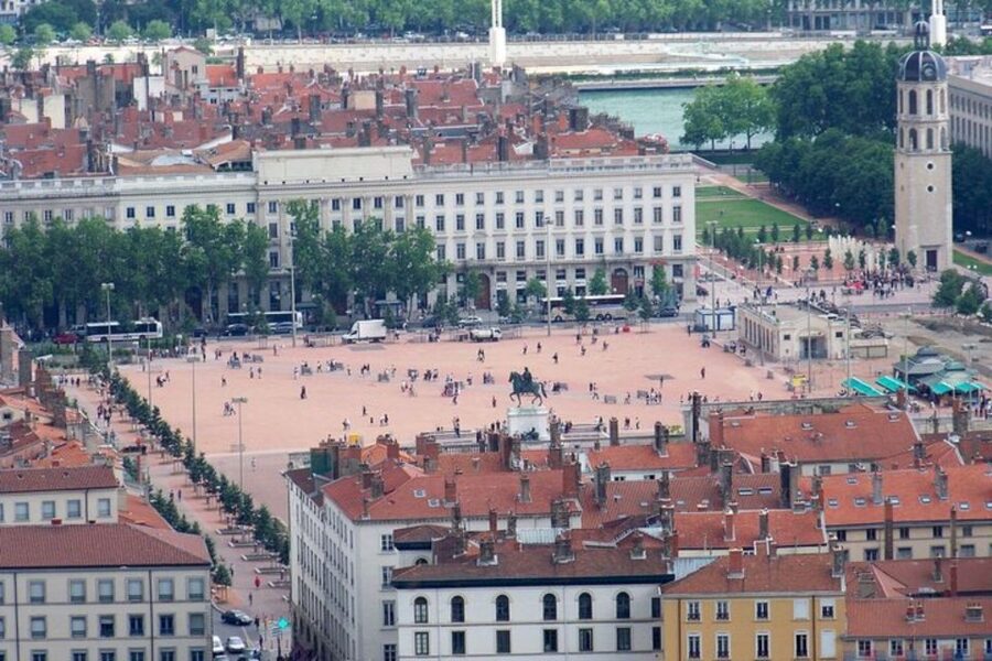 Lyon: Private custom tour with a local guide - Language, group size, and practical comfort