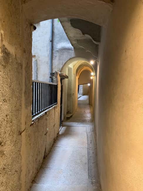 Lyon: Private Walking Tour of "Traboules" in the Old Town - Following the silk trade through Vieux Lyon