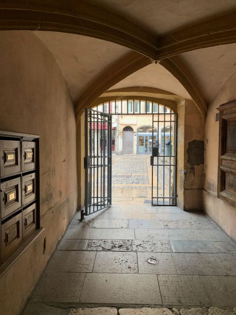 Lyon: Private Walking Tour of "Traboules" in the Old Town - What the 10-person limit changes