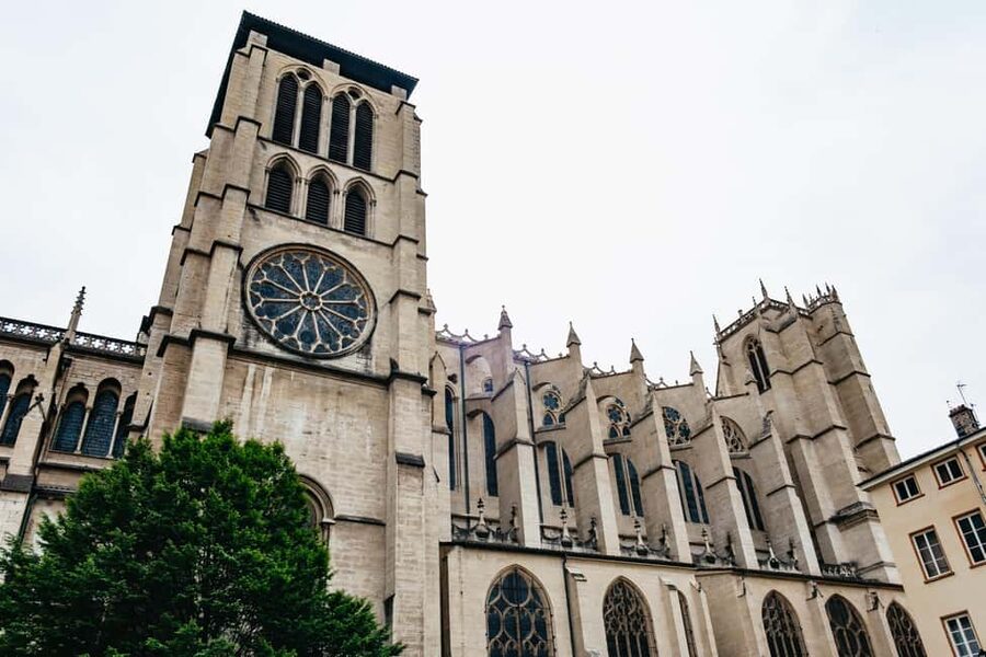 Lyon: Vieux Lyon Food Tasting Walking Tour - Meeting the guide at Monseigneur Lavarenne