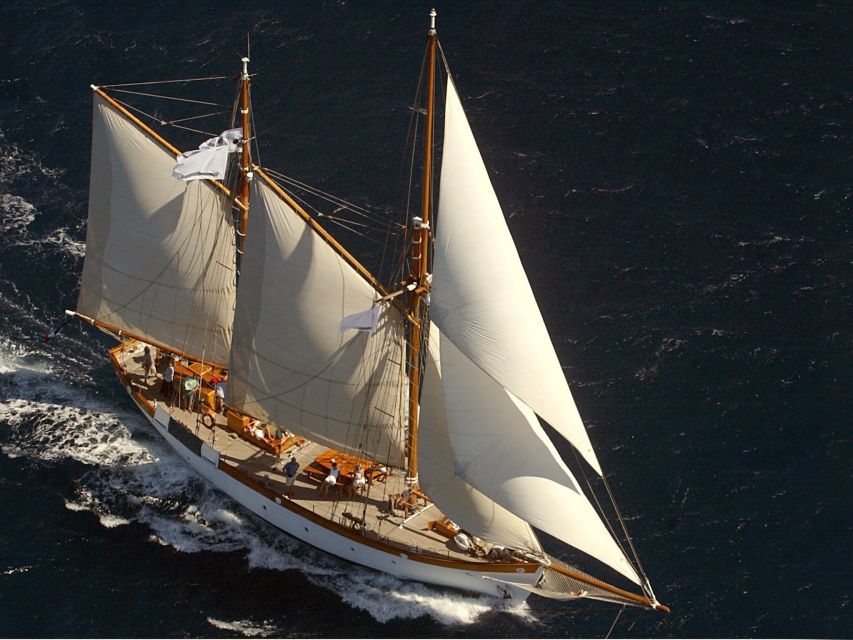 Marseille: Calanques Sailing Day Trip with Lunch and Wine - The first cruise toward the Calanques