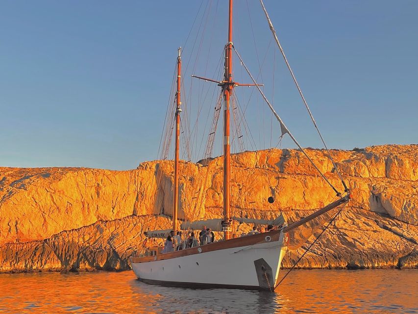 Marseille: Frioul Islands Sunset Cruise with Cocktail Dinner - The first 30 minutes: Marseille from the water