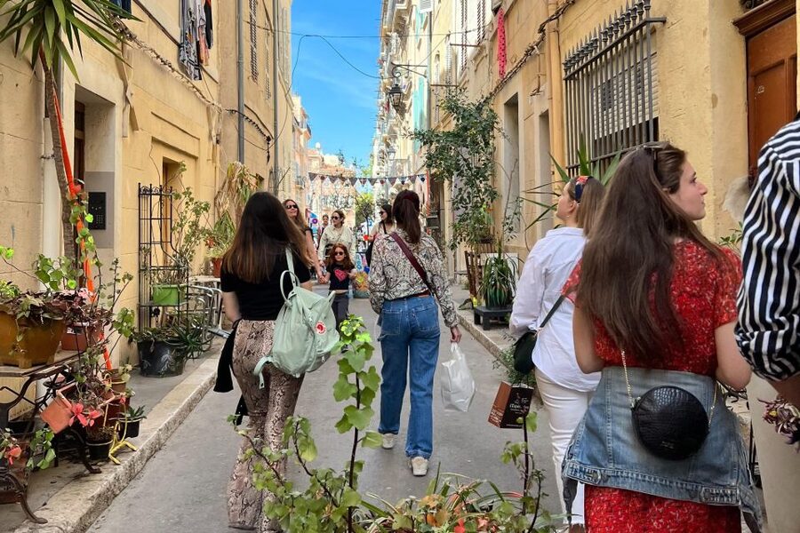 Marseille: No-Diet Club Local Food Tasting and Walking Tour - Markets, food halls, and the route through the city