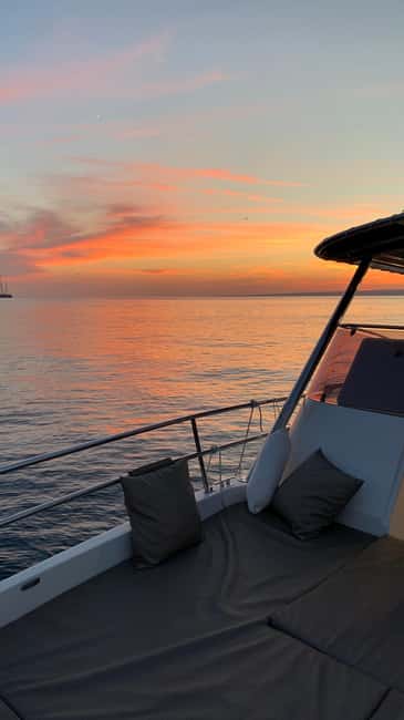 Marseille: Sunset Boat Cruise with Dinner and Drinks - A fresh vegetarian dinner on board