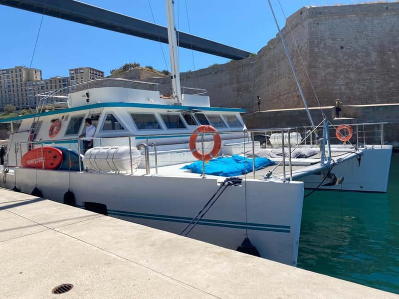 Marseille: Sunset catamaran cruise, buffet & drinks - A sunset cruise with a dinner-party feel
