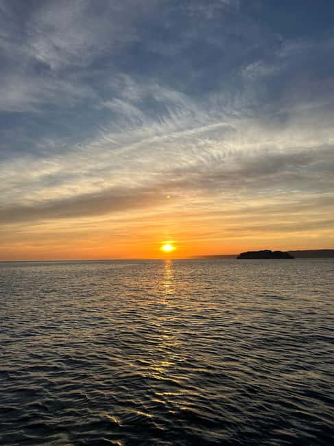 Marseille: Sunset catamaran cruise, buffet & drinks - Sailing toward Frioul and the calanques