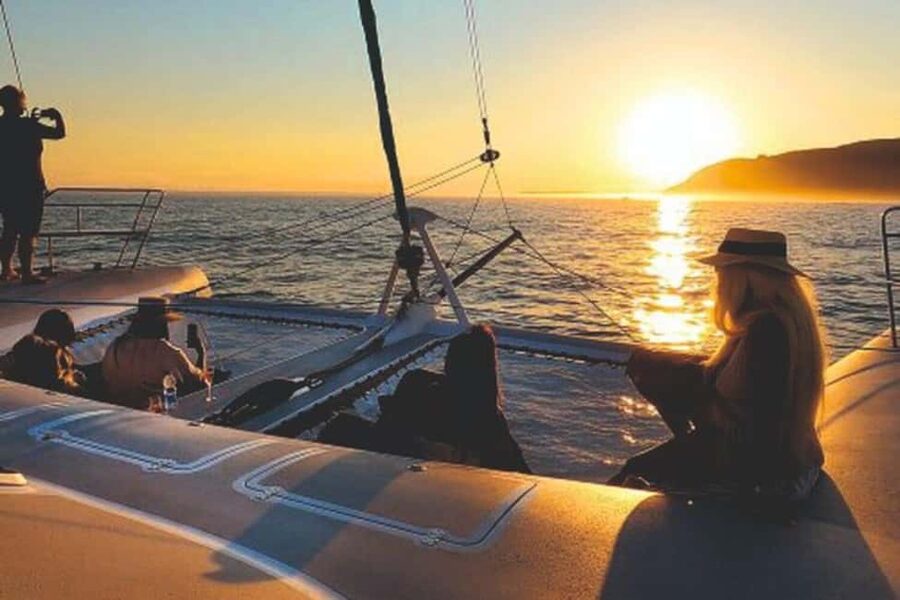 Marseille: Sunset catamaran cruise, buffet & drinks - Music, drinks, and the evening mood