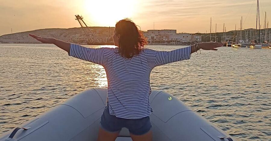 Marseille: Sunset Frioul Archipelago Boat Cruise - Guides and the tone of the trip