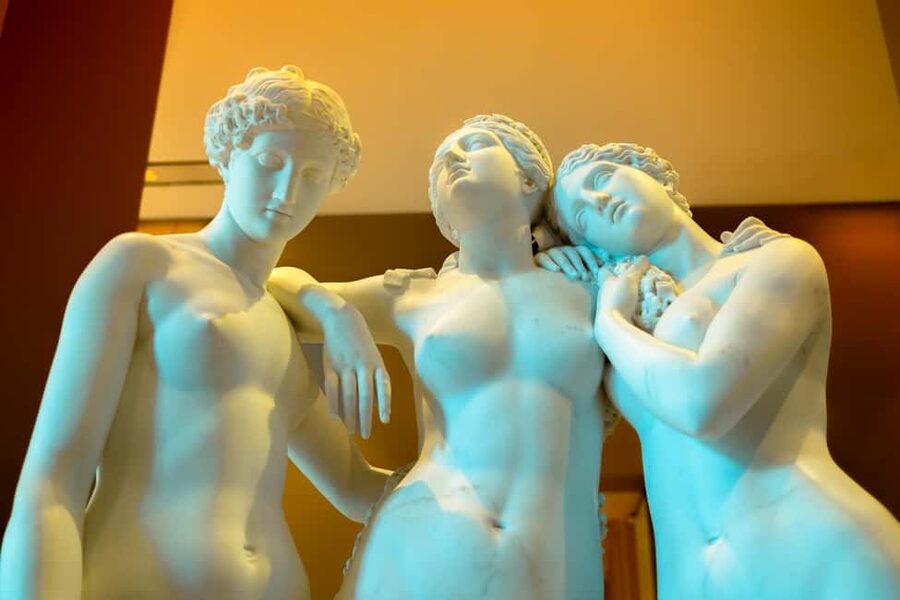 Mona Lisa & Treasures: 6-people Max Louvre Experience - The stories behind paintings and sculptures