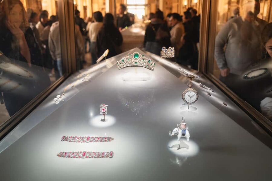 Mona Lisa & Treasures: 6-people Max Louvre Experience - The value of skip-the-line entry
