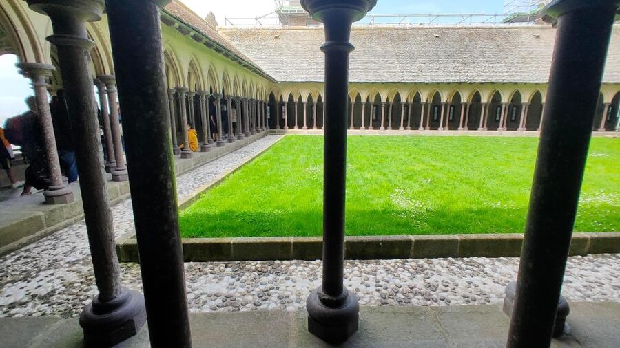 Mont-Saint-Michel: Private Guided Tour with Abbey Entrance - Why a private guide helps at Mont-Saint-Michel