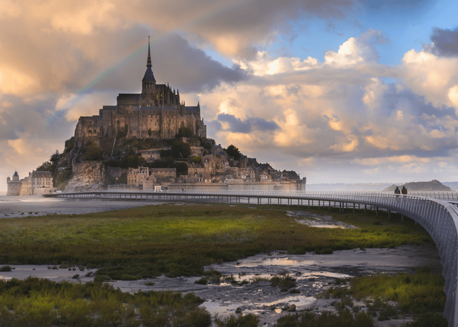 Mont-Saint-Michel: Private Guided Tour with Abbey Entrance - The 45-minute walk through the medieval island