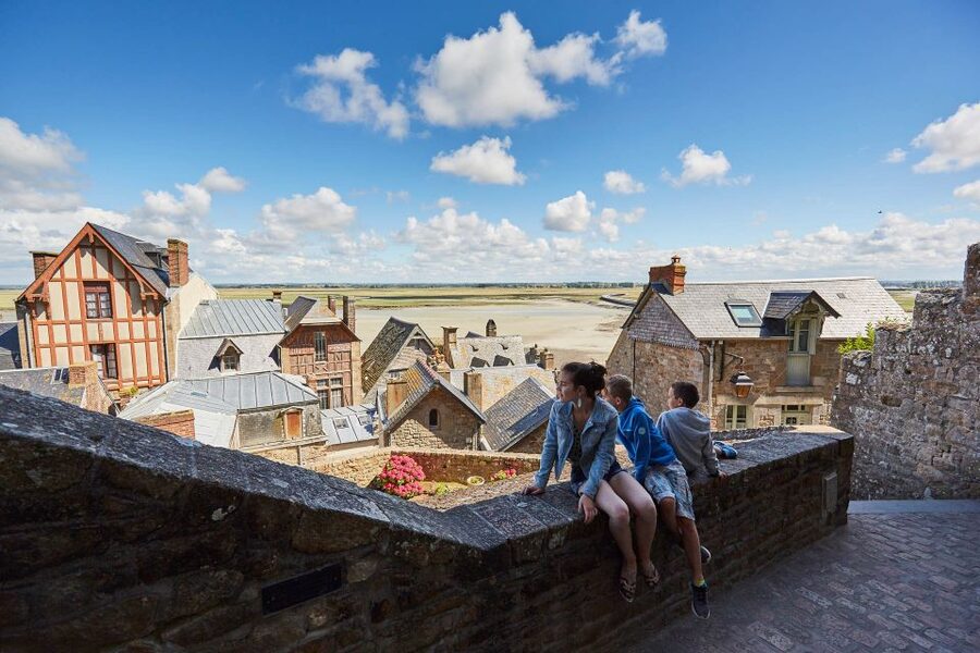 Mont Saint Michel: Walking Tour & Optional Abbey Ticket - Meeting the guide and reaching the island