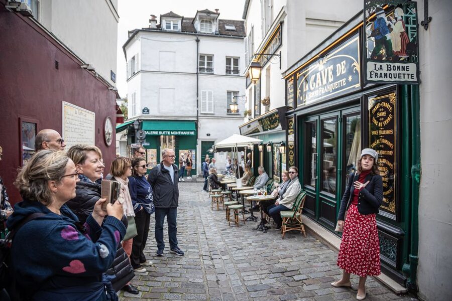 Montmartre en chansons: tour with a professional singer - La Maison Rose and the Clos Montmartre vineyard
